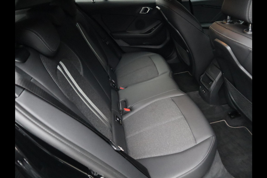 BMW 1-serie 118i Executive Sport Line Automaat / LED / 17 Inch / HiFi / Sportstoelen / Parkeersensoren voor+achter / Live Cockpit Plus /