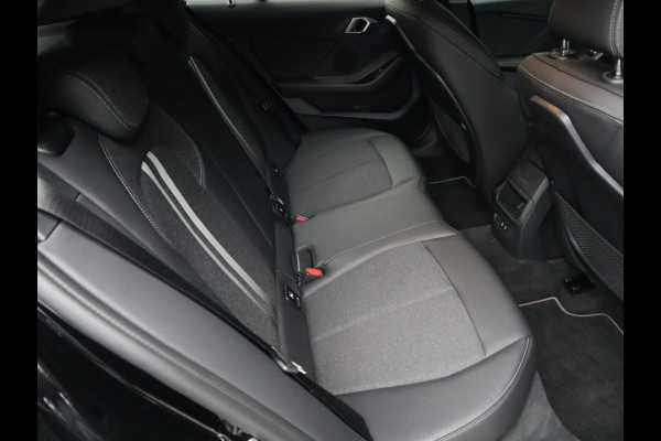 BMW 1-serie 118i Executive Sport Line Automaat / LED / 17 Inch / HiFi / Sportstoelen / Parkeersensoren voor+achter / Live Cockpit Plus /