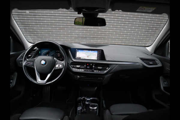 BMW 1-serie 118i Executive Sport Line Automaat / LED / 17 Inch / HiFi / Sportstoelen / Parkeersensoren voor+achter / Live Cockpit Plus /