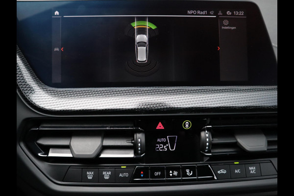 BMW 1-serie 118i Executive Sport Line Automaat / LED / 17 Inch / HiFi / Sportstoelen / Parkeersensoren voor+achter / Live Cockpit Plus /