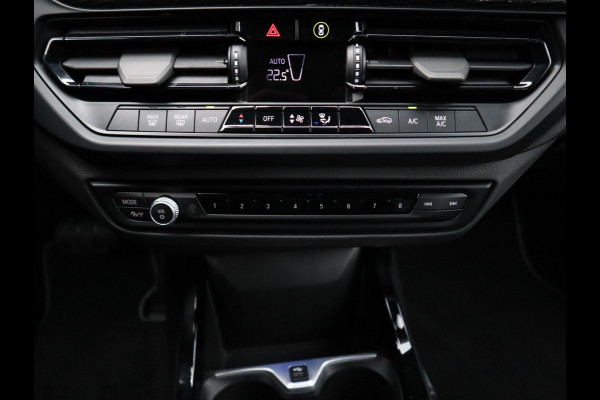 BMW 1-serie 118i Executive Sport Line Automaat / LED / 17 Inch / HiFi / Sportstoelen / Parkeersensoren voor+achter / Live Cockpit Plus /
