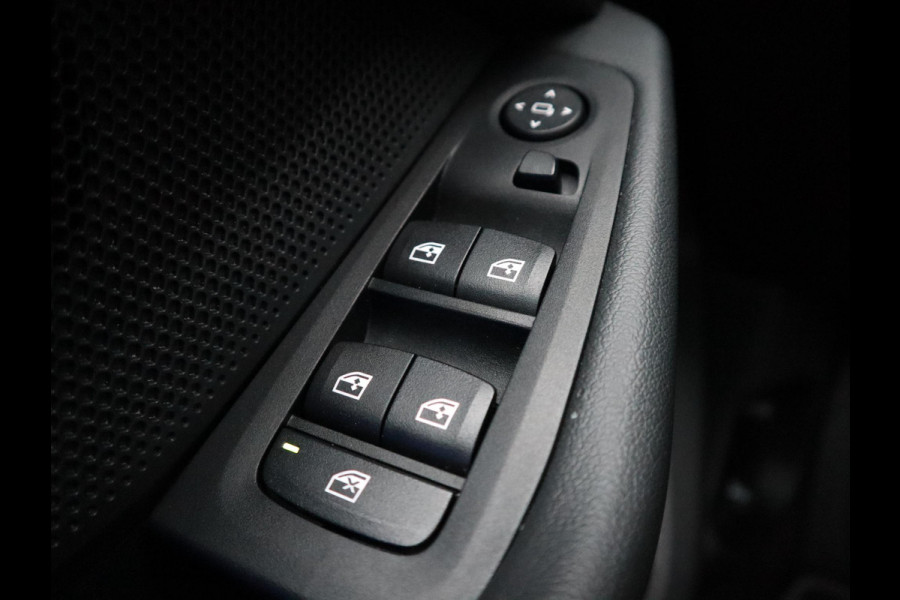 BMW 1-serie 118i Executive Sport Line Automaat / LED / 17 Inch / HiFi / Sportstoelen / Parkeersensoren voor+achter / Live Cockpit Plus /