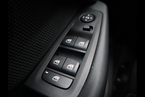 BMW 1-serie 118i Executive Sport Line Automaat / LED / 17 Inch / HiFi / Sportstoelen / Parkeersensoren voor+achter / Live Cockpit Plus /