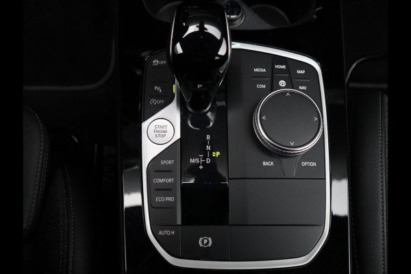 BMW 1-serie 118i Executive Sport Line Automaat / LED / 17 Inch / HiFi / Sportstoelen / Parkeersensoren voor+achter / Live Cockpit Plus /