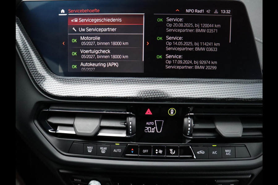 BMW 1-serie 118i Executive Sport Line Automaat / LED / 17 Inch / HiFi / Sportstoelen / Parkeersensoren voor+achter / Live Cockpit Plus /