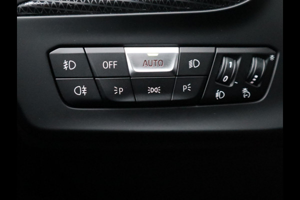 BMW 1-serie 118i Executive Sport Line Automaat / LED / 17 Inch / HiFi / Sportstoelen / Parkeersensoren voor+achter / Live Cockpit Plus /