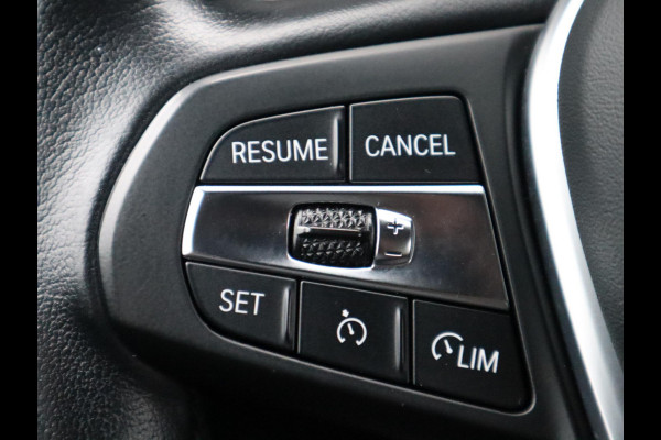 BMW 1-serie 118i Executive Sport Line Automaat / LED / 17 Inch / HiFi / Sportstoelen / Parkeersensoren voor+achter / Live Cockpit Plus /