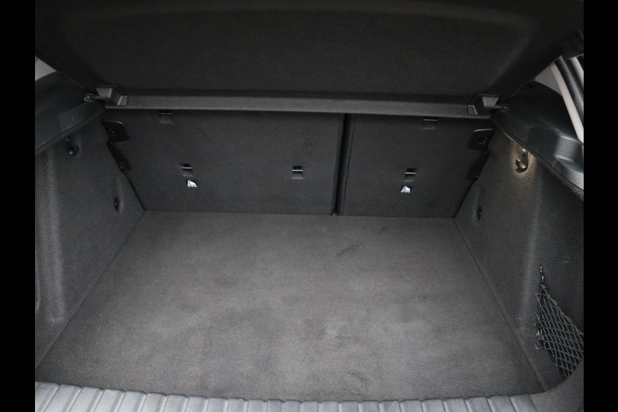 BMW 1-serie 118i Executive Sport Line Automaat / LED / 17 Inch / HiFi / Sportstoelen / Parkeersensoren voor+achter / Live Cockpit Plus /