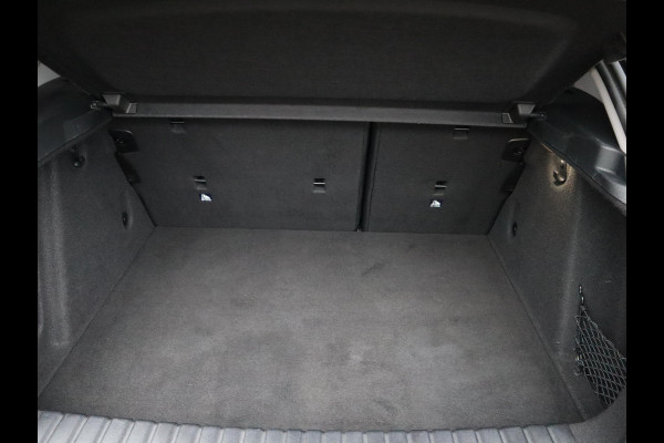 BMW 1-serie 118i Executive Sport Line Automaat / LED / 17 Inch / HiFi / Sportstoelen / Parkeersensoren voor+achter / Live Cockpit Plus /