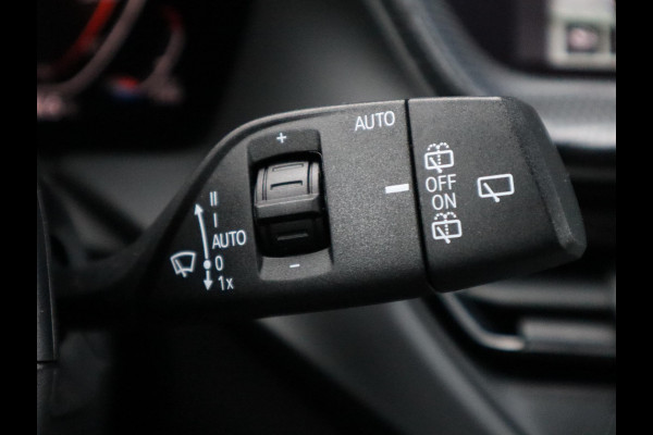 BMW 1-serie 118i Executive Sport Line Automaat / LED / 17 Inch / HiFi / Sportstoelen / Parkeersensoren voor+achter / Live Cockpit Plus /