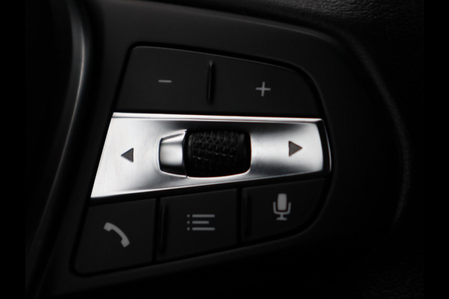 BMW 1-serie 118i Executive Sport Line Automaat / LED / 17 Inch / HiFi / Sportstoelen / Parkeersensoren voor+achter / Live Cockpit Plus /