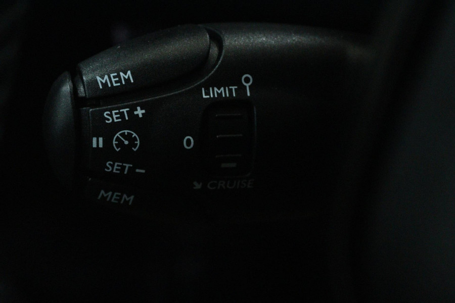 Peugeot 208 1.2 PureTech Blue Lease (NAVIGATIE, CRUISE, PARKEERSENSOREN, MULTIMEDIA, 1e EIGENAAR, GOED ONDERHOUDEN)