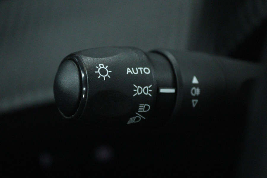 Peugeot 208 1.2 PureTech Blue Lease (NAVIGATIE, CRUISE, PARKEERSENSOREN, MULTIMEDIA, 1e EIGENAAR, GOED ONDERHOUDEN)