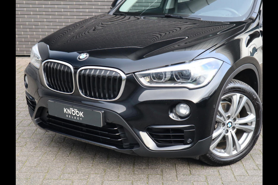 BMW X1 sDrive18i Executive Sport Line Automaat / Navigatie / LED / 18 Inch / Parkeersensoren voor+achter / Voorstoelen Verwarmd / Sportstuur /