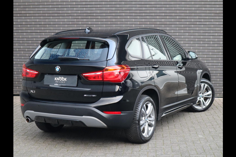 BMW X1 sDrive18i Executive Sport Line Automaat / Navigatie / LED / 18 Inch / Parkeersensoren voor+achter / Voorstoelen Verwarmd / Sportstuur /
