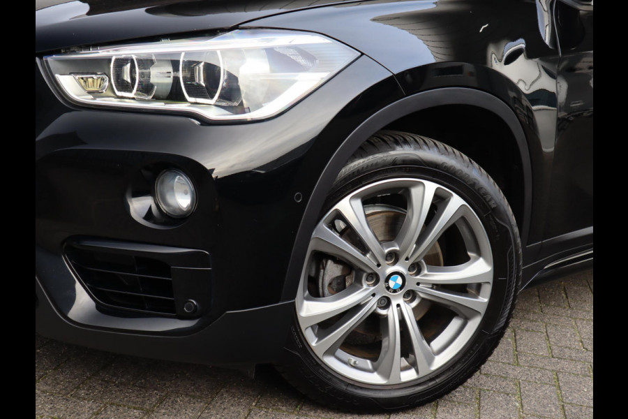 BMW X1 sDrive18i Executive Sport Line Automaat / Navigatie / LED / 18 Inch / Parkeersensoren voor+achter / Voorstoelen Verwarmd / Sportstuur /