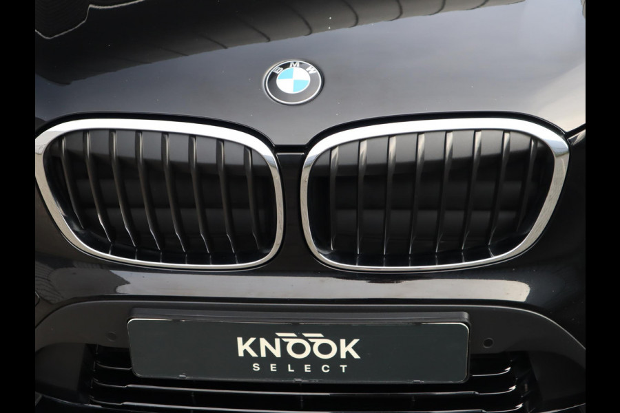 BMW X1 sDrive18i Executive Sport Line Automaat / Navigatie / LED / 18 Inch / Parkeersensoren voor+achter / Voorstoelen Verwarmd / Sportstuur /