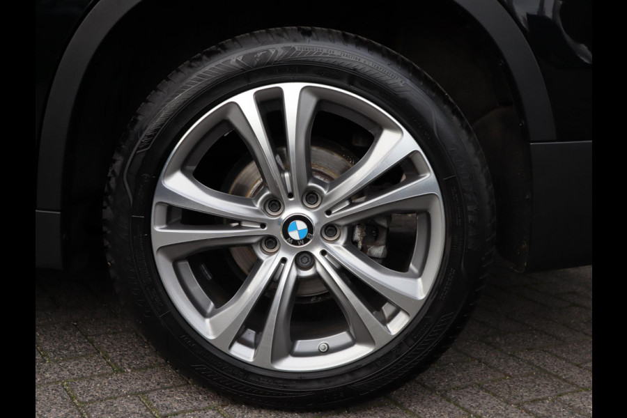 BMW X1 sDrive18i Executive Sport Line Automaat / Navigatie / LED / 18 Inch / Parkeersensoren voor+achter / Voorstoelen Verwarmd / Sportstuur /