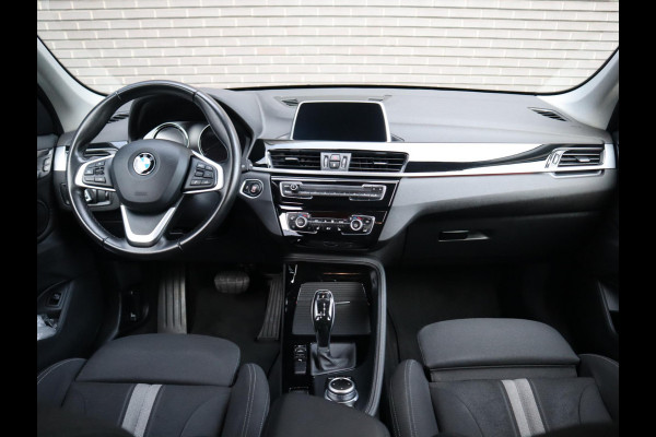 BMW X1 sDrive18i Executive Sport Line Automaat / Navigatie / LED / 18 Inch / Parkeersensoren voor+achter / Voorstoelen Verwarmd / Sportstuur /