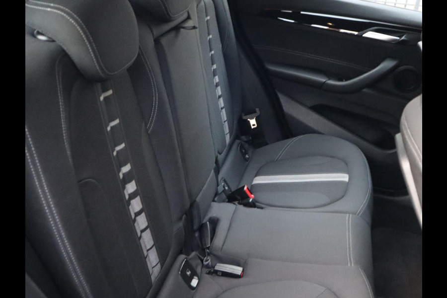 BMW X1 sDrive18i Executive Sport Line Automaat / Navigatie / LED / 18 Inch / Parkeersensoren voor+achter / Voorstoelen Verwarmd / Sportstuur /