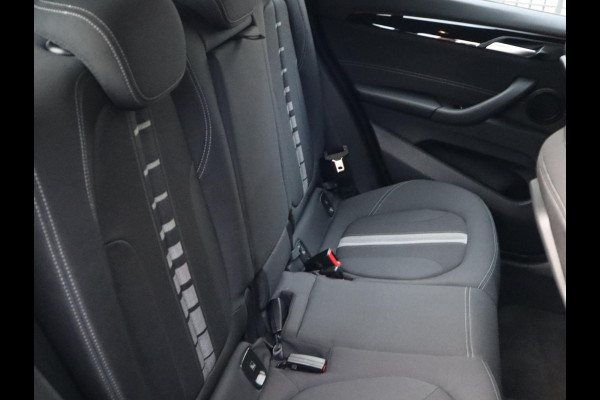 BMW X1 sDrive18i Executive Sport Line Automaat / Navigatie / LED / 18 Inch / Parkeersensoren voor+achter / Voorstoelen Verwarmd / Sportstuur /