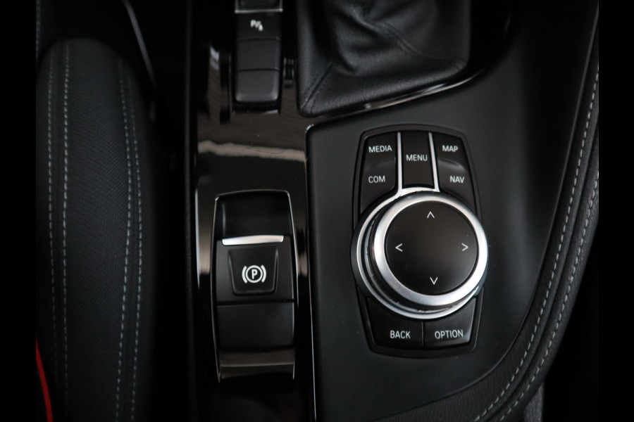 BMW X1 sDrive18i Executive Sport Line Automaat / Navigatie / LED / 18 Inch / Parkeersensoren voor+achter / Voorstoelen Verwarmd / Sportstuur /