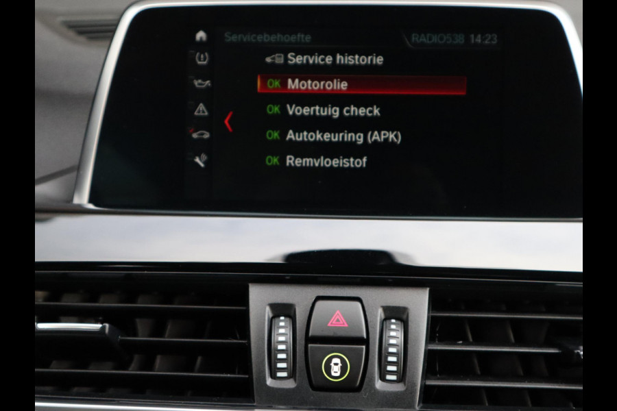 BMW X1 sDrive18i Executive Sport Line Automaat / Navigatie / LED / 18 Inch / Parkeersensoren voor+achter / Voorstoelen Verwarmd / Sportstuur /