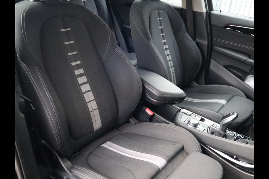 BMW X1 sDrive18i Executive Sport Line Automaat / Navigatie / LED / 18 Inch / Parkeersensoren voor+achter / Voorstoelen Verwarmd / Sportstuur /