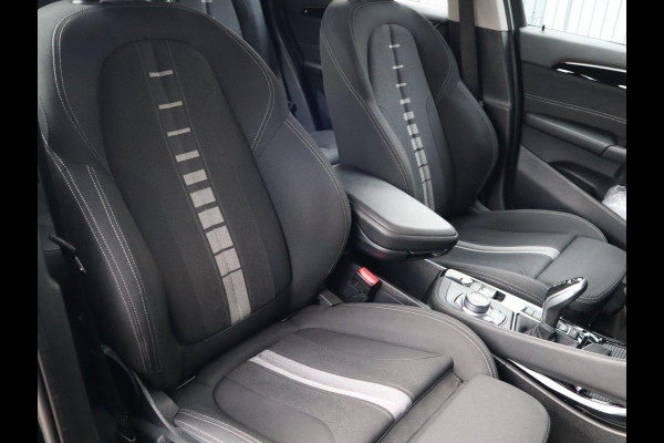BMW X1 sDrive18i Executive Sport Line Automaat / Navigatie / LED / 18 Inch / Parkeersensoren voor+achter / Voorstoelen Verwarmd / Sportstuur /