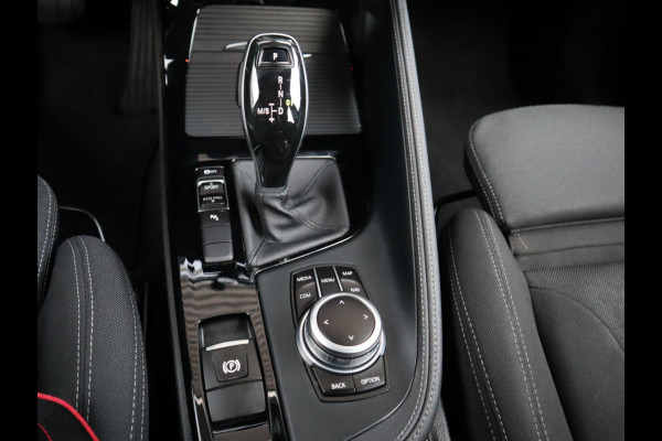 BMW X1 sDrive18i Executive Sport Line Automaat / Navigatie / LED / 18 Inch / Parkeersensoren voor+achter / Voorstoelen Verwarmd / Sportstuur /