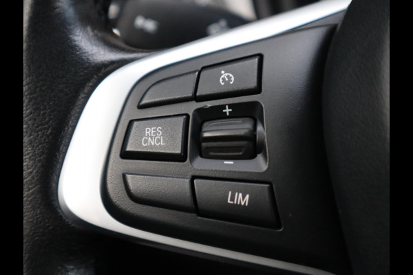 BMW X1 sDrive18i Executive Sport Line Automaat / Navigatie / LED / 18 Inch / Parkeersensoren voor+achter / Voorstoelen Verwarmd / Sportstuur /