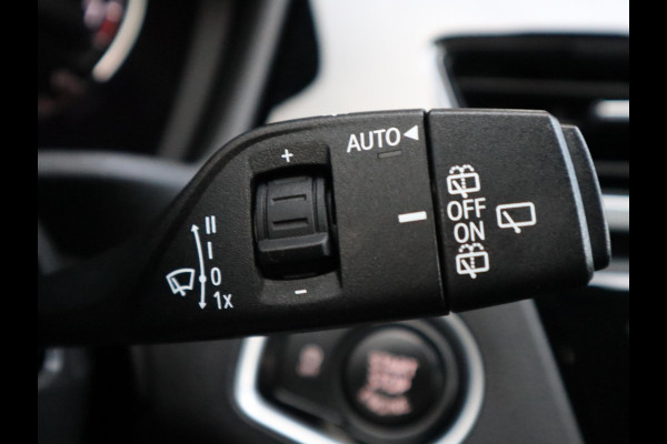 BMW X1 sDrive18i Executive Sport Line Automaat / Navigatie / LED / 18 Inch / Parkeersensoren voor+achter / Voorstoelen Verwarmd / Sportstuur /