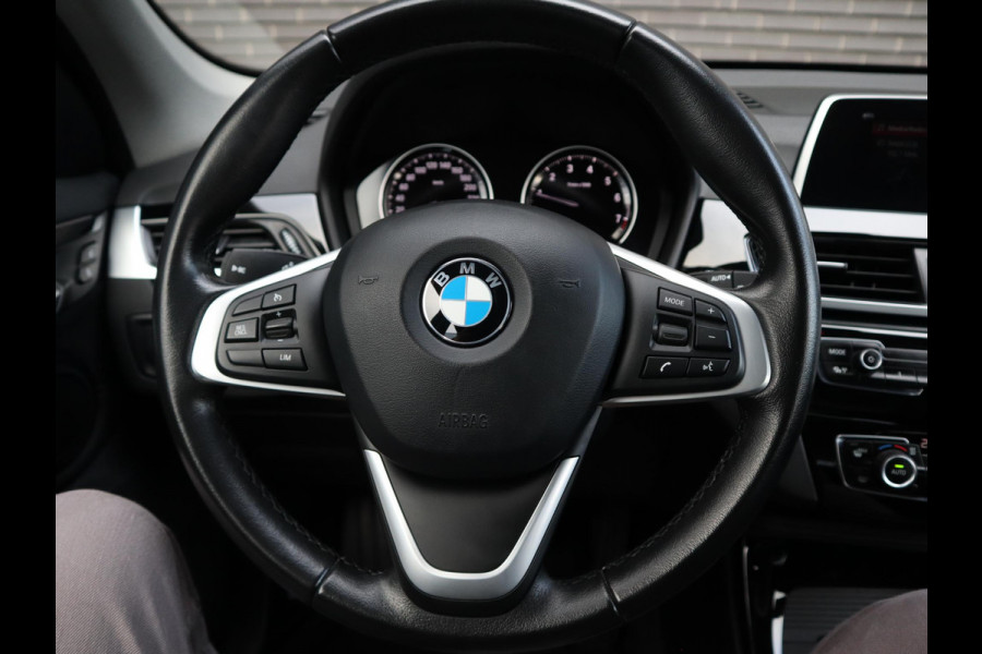 BMW X1 sDrive18i Executive Sport Line Automaat / Navigatie / LED / 18 Inch / Parkeersensoren voor+achter / Voorstoelen Verwarmd / Sportstuur /