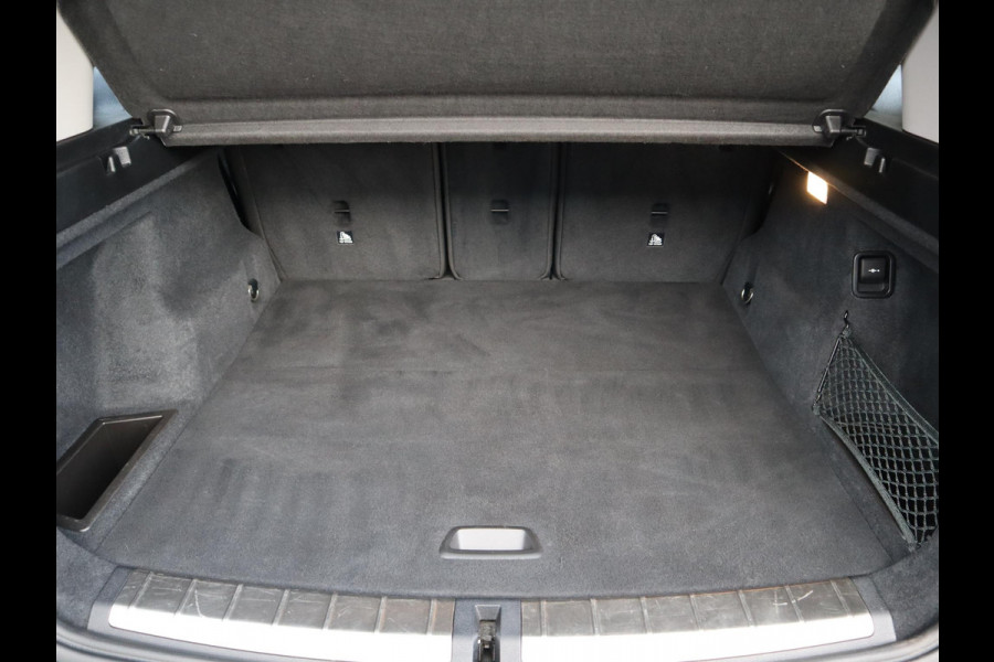 BMW X1 sDrive18i Executive Sport Line Automaat / Navigatie / LED / 18 Inch / Parkeersensoren voor+achter / Voorstoelen Verwarmd / Sportstuur /