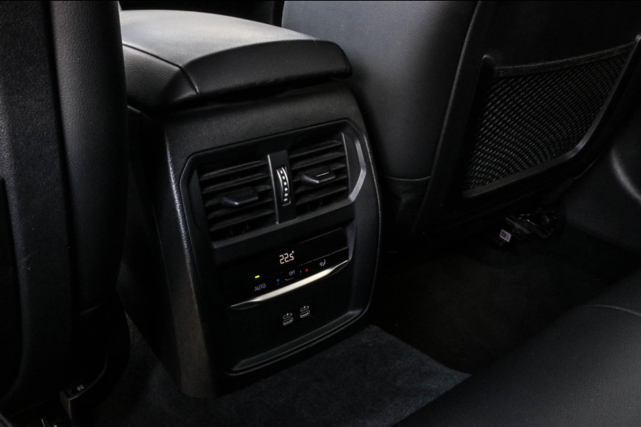 BMW 3 Serie Touring 330e xDrive - TREKHAAK - 360 CAMERA - DEALER ONDERHOUDEN - LED - HOUTINLEG - SFEERVERLICHTING