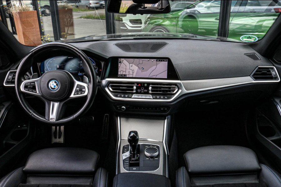 BMW 3 Serie Touring 330e - M-SPORT - CARPLAY - SFEERVERLICHTING - DEALER ONDERHOUDEN - EERSTE EIGENAAR - STOELVERWARMING