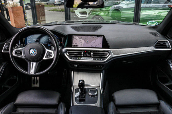 BMW 3 Serie Touring 330e - M-SPORT - CARPLAY - SFEERVERLICHTING - DEALER ONDERHOUDEN - EERSTE EIGENAAR - STOELVERWARMING