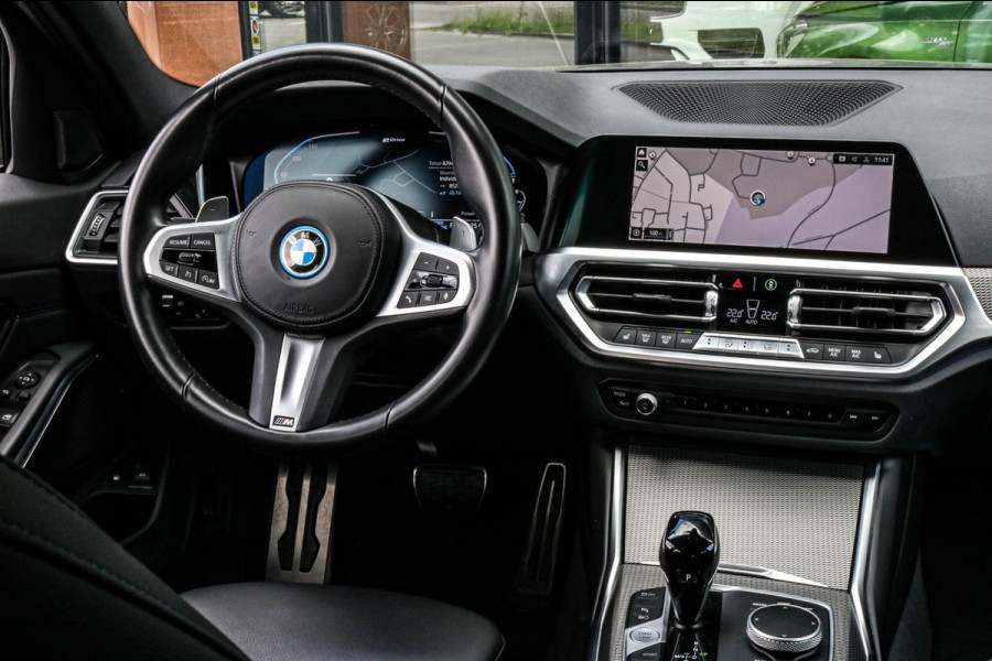 BMW 3 Serie Touring 330e - M-SPORT - CARPLAY - SFEERVERLICHTING - DEALER ONDERHOUDEN - EERSTE EIGENAAR - STOELVERWARMING