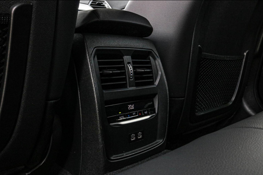 BMW 3 Serie Touring 330e - M-SPORT - CARPLAY - SFEERVERLICHTING - DEALER ONDERHOUDEN - EERSTE EIGENAAR - STOELVERWARMING