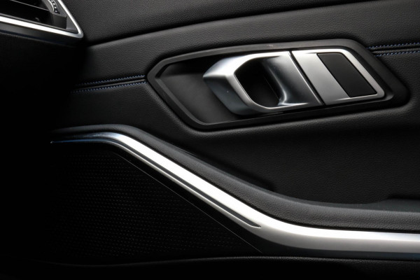 BMW 3 Serie Touring 330e - M-SPORT - CARPLAY - SFEERVERLICHTING - DEALER ONDERHOUDEN - EERSTE EIGENAAR - STOELVERWARMING