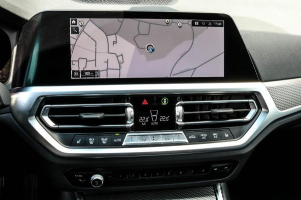 BMW 3 Serie Touring 330e - M-SPORT - CARPLAY - SFEERVERLICHTING - DEALER ONDERHOUDEN - EERSTE EIGENAAR - STOELVERWARMING