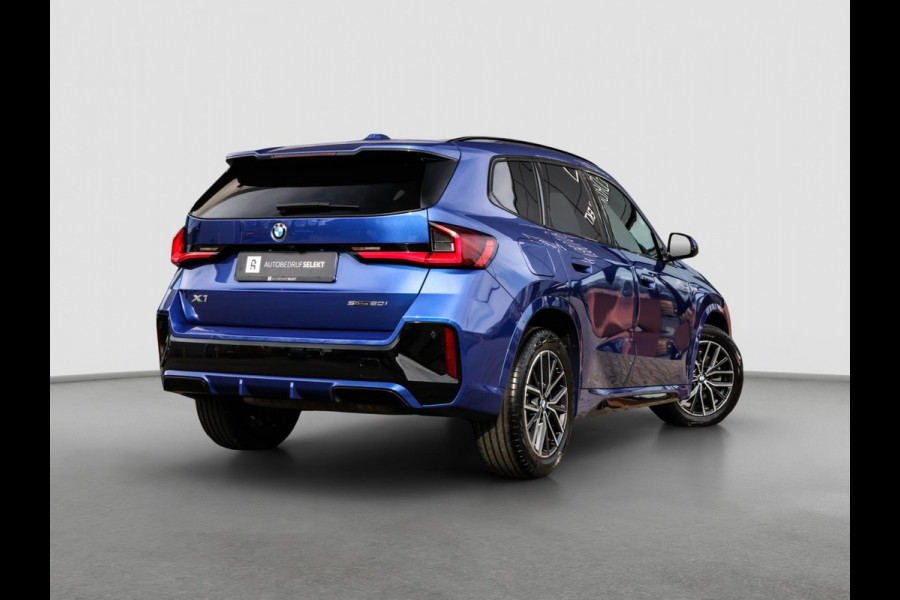 BMW X1 SDrive20i M-Sport - 360 CAMERA - HEAD UP - SFEERVERLICHTING - CARPLAY - ADAPTIVE CRUISE - DEALEAR ONDERHOUDEN - 2.0i