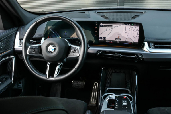 BMW X1 SDrive20i M-Sport - 360 CAMERA - HEAD UP - SFEERVERLICHTING - CARPLAY - ADAPTIVE CRUISE - DEALEAR ONDERHOUDEN - 2.0i