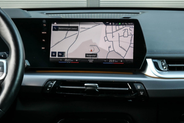BMW X1 SDrive20i M-Sport - 360 CAMERA - HEAD UP - SFEERVERLICHTING - CARPLAY - ADAPTIVE CRUISE - DEALEAR ONDERHOUDEN - 2.0i