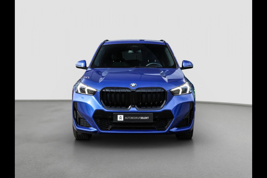 BMW X1 SDrive20i M-Sport - 360 CAMERA - HEAD UP - SFEERVERLICHTING - CARPLAY - ADAPTIVE CRUISE - DEALEAR ONDERHOUDEN - 2.0i