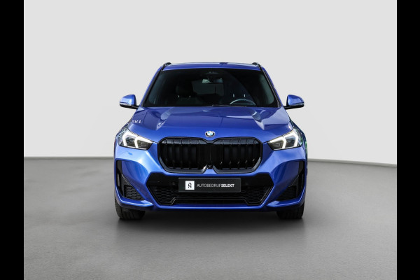 BMW X1 SDrive20i M-Sport - 360 CAMERA - HEAD UP - SFEERVERLICHTING - CARPLAY - ADAPTIVE CRUISE - DEALEAR ONDERHOUDEN - 2.0i