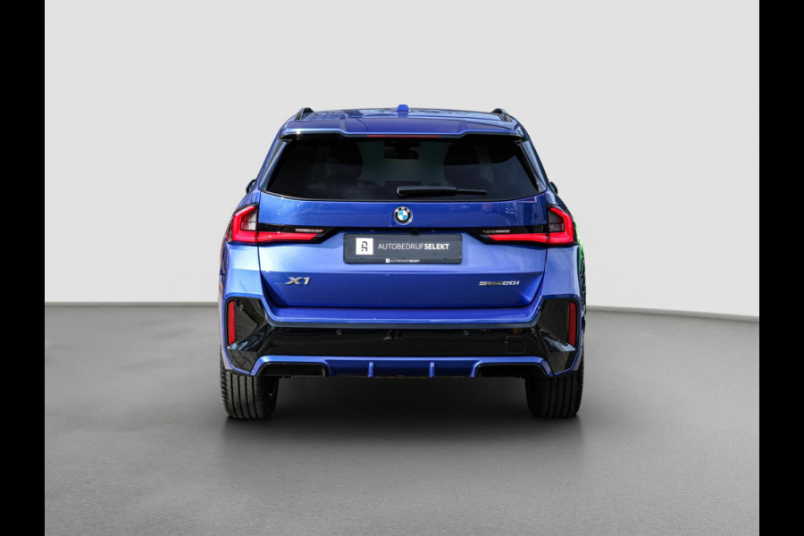 BMW X1 SDrive20i M-Sport - 360 CAMERA - HEAD UP - SFEERVERLICHTING - CARPLAY - ADAPTIVE CRUISE - DEALEAR ONDERHOUDEN - 2.0i