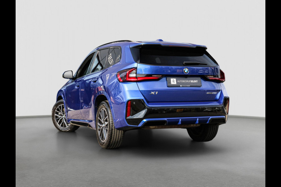 BMW X1 SDrive20i M-Sport - 360 CAMERA - HEAD UP - SFEERVERLICHTING - CARPLAY - ADAPTIVE CRUISE - DEALEAR ONDERHOUDEN - 2.0i