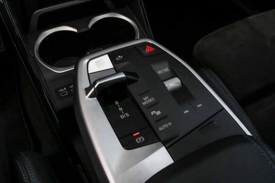 BMW X1 SDrive20i M-Sport - 360 CAMERA - HEAD UP - SFEERVERLICHTING - CARPLAY - ADAPTIVE CRUISE - DEALEAR ONDERHOUDEN - 2.0i