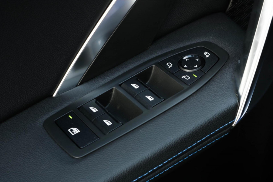 BMW X1 SDrive20i M-Sport - 360 CAMERA - HEAD UP - SFEERVERLICHTING - CARPLAY - ADAPTIVE CRUISE - DEALEAR ONDERHOUDEN - 2.0i